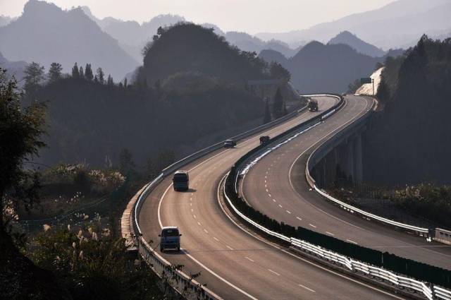 这条高速公路途径乾州古城,灵溪镇老司城村,芙蓉镇,古丈县等民风古镇.