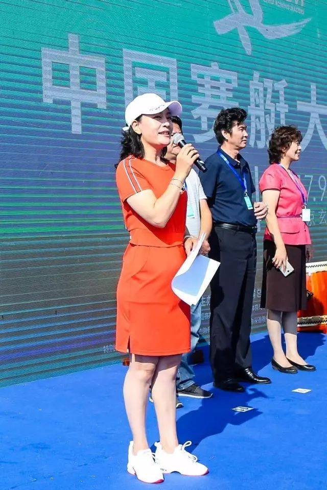 江苏广播电视总台著名主播贺笑主持开幕式
