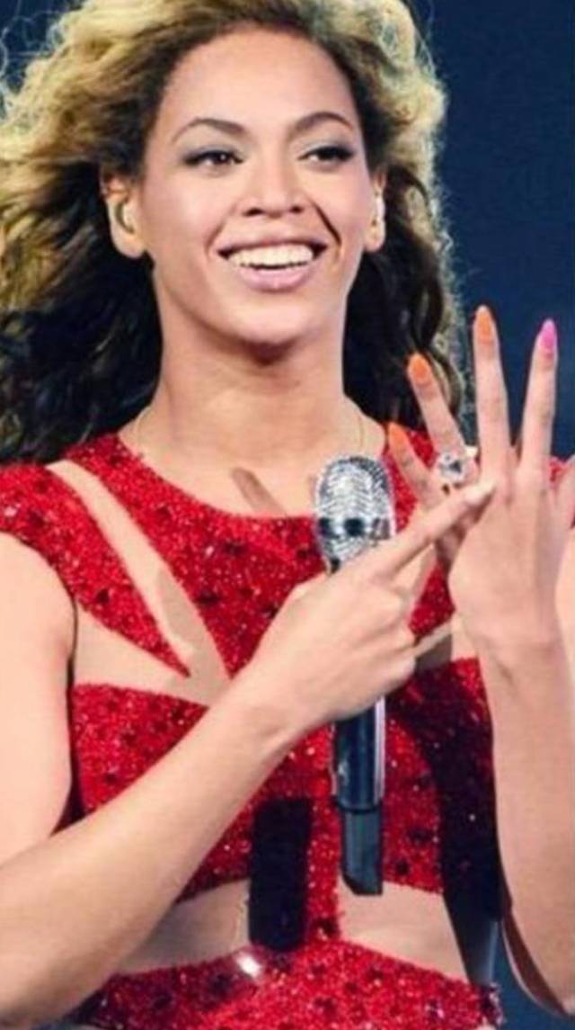 范冰冰钻戒闪瞎眼?女明星们晒起鸽子蛋一个比