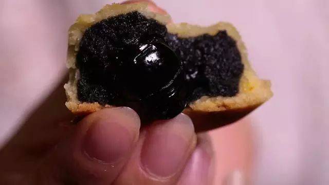 终极黑暗料理之"黑蝉月饼" 味道嘛,只能用一张表情包来表达