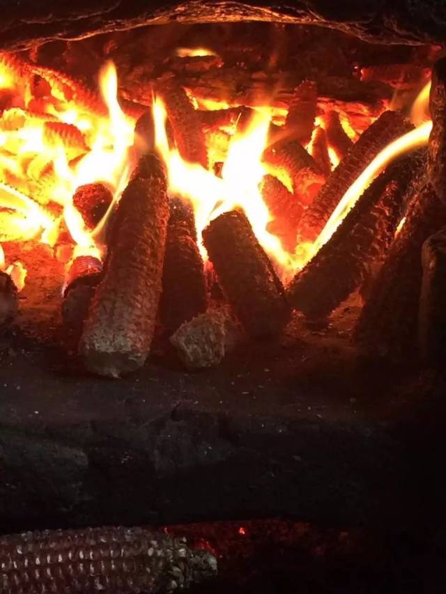 当然吃剩的玉米棒还可以烧火继续做饭.