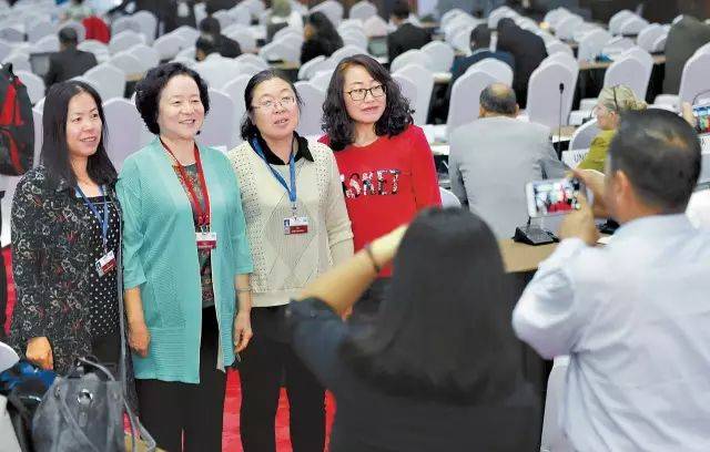 与治沙模范王果香(左二)合影留念