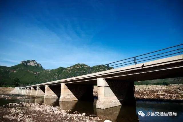 在西部旅游环线青塔至大岩施工现场,200余名最美筑路人,自2016年9月份