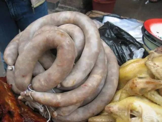 云霄土话称之烟肠,是番薯粉拌猪肉,注入猪肠内底,然后用滚水趿(sah煮)