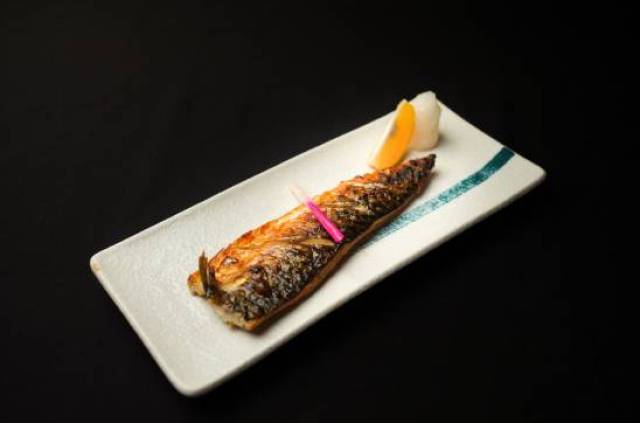 烤青花鱼外焦里嫩,肉的质地是很有嚼劲的那种,吃起来味道很香,食用前