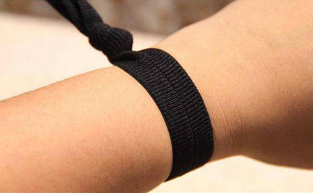 为什么有些女生手上会绑皮筋?