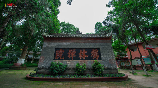 据悉白鹤山以前称作"白鹤寺",始建于隋唐年间,白鹤山是川西有名的佛教