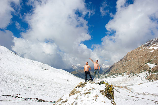九月的德令哈已经一片银装素裹,藏族小伙忍不住脱衣庆贺!