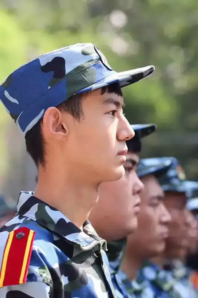 浩浩荡荡大英才 比心,可爱 山大的军训服颜色是最特殊的 或许这就是