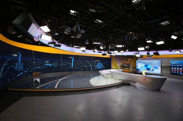 演播室名字虽然质朴 但设计很精妙呀 下面咱们一起来参观一下 大屏站