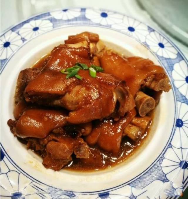 东坡肘子 属于川菜系,猪肘烂软,肉质细嫩 肉味醇香,有嚼头,肥而不腻