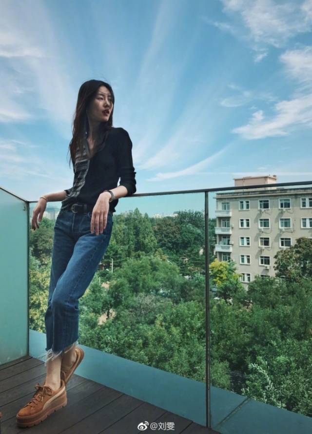 国际超模刘雯私服街拍流出,快来跟大表姐学习时尚穿搭吧!