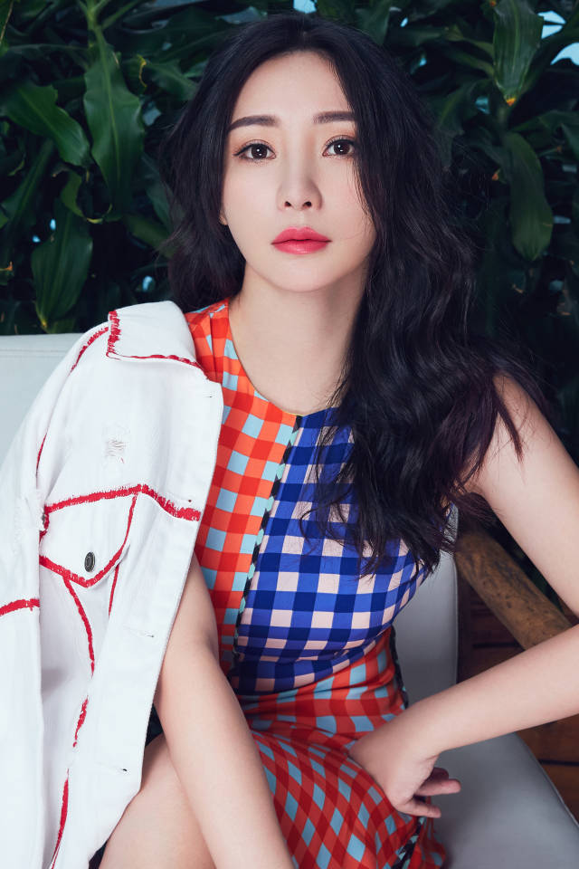 柳岩混搭男友风写真曝光帅气不失慵懒俏皮女人味