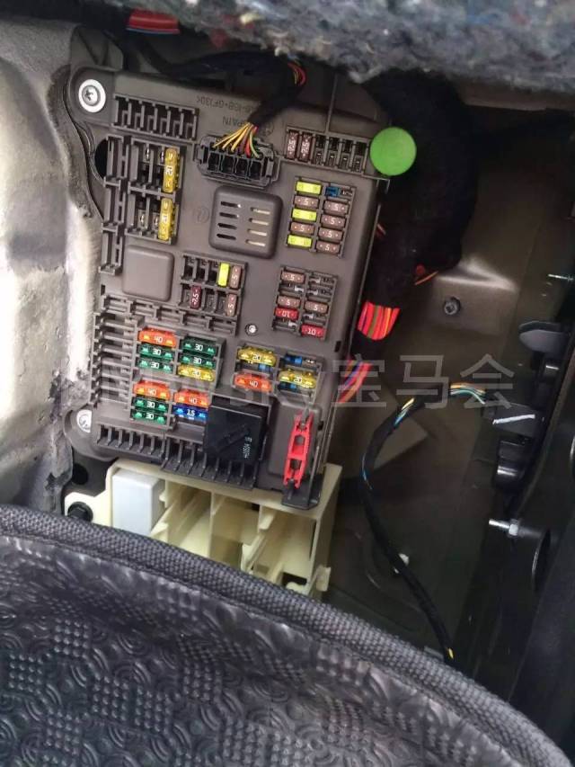 525li为例,茶杯座处的点烟器无法使用,详细图文教你怎么更换保险丝