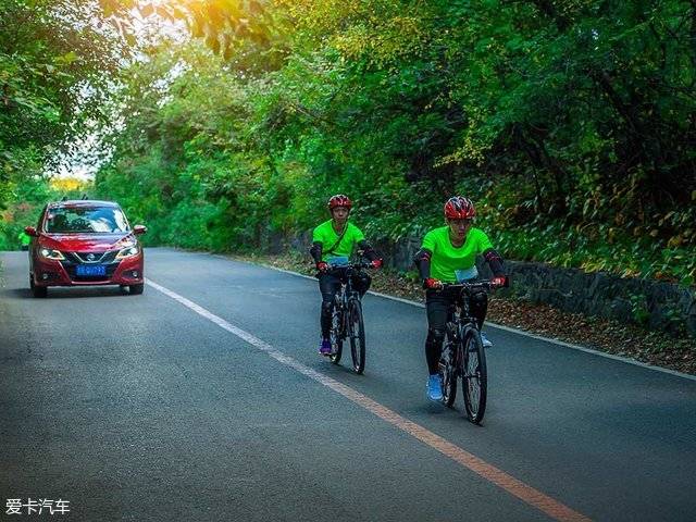 節油賽率先到達終點的選手便解開綁在車後的山地車,開始了第二階段的6