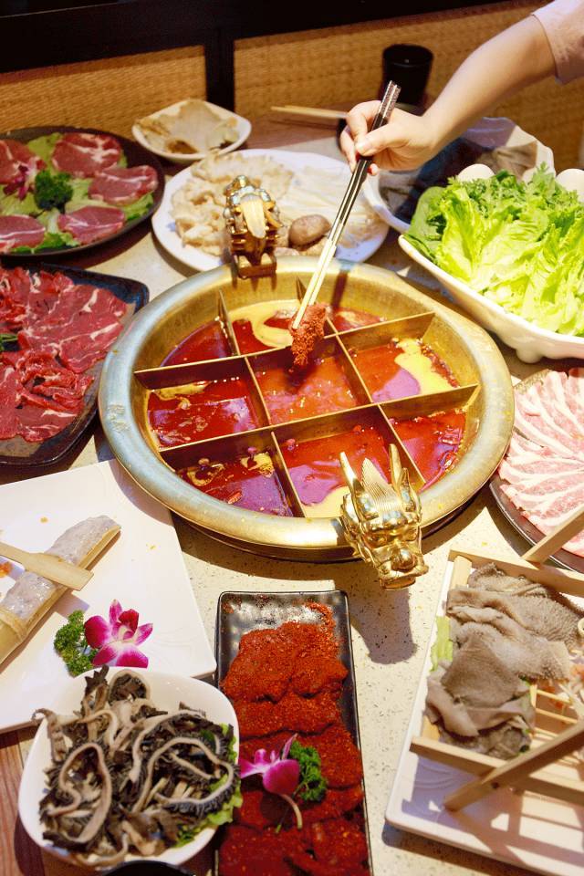 金湖一家重庆火锅二店开业,老板竟做出此惊人举动!