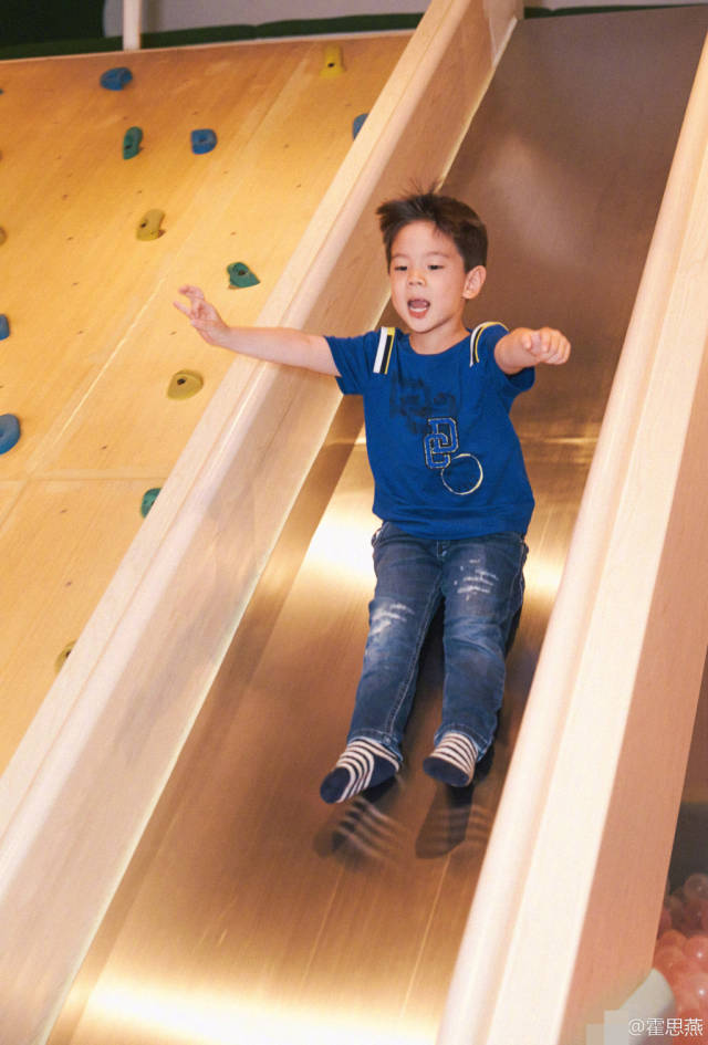 4岁生日杜江晒嗯哼萌照 大双眼皮超级可爱