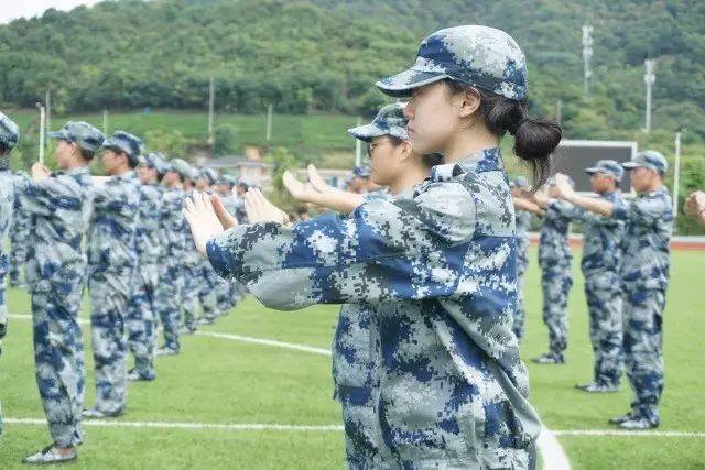 传说中的军训四大酷刑: 敬礼不礼毕,抬臂不换臂,蹲下不起立,踢腿不