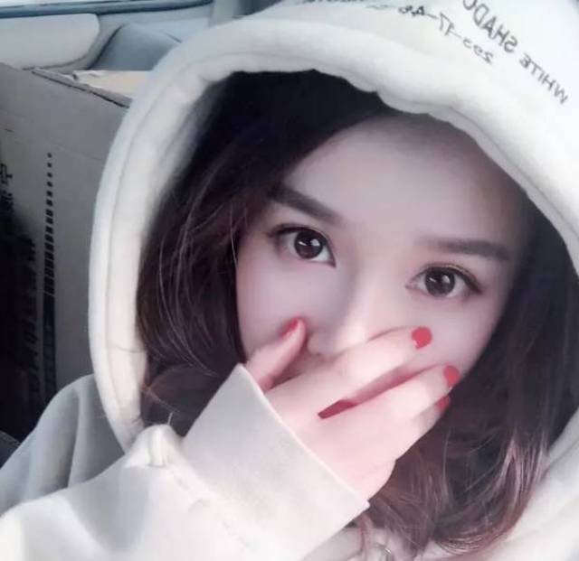 连帽卫衣 捂嘴动作 45度倾斜的角度自拍