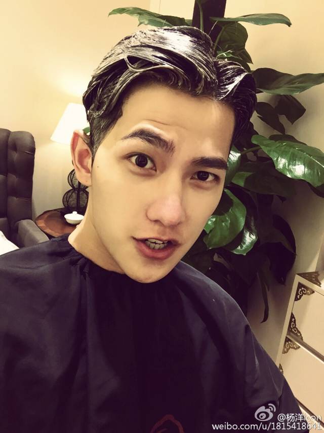 从鹿晗的眼睛里发现了他的自拍秘密 直男现在都这么会拍了?