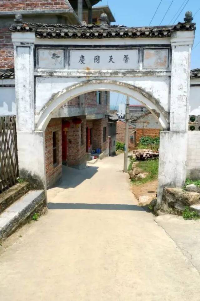 富川有座古老瑶寨古朴美丽红墙黛瓦歌甜舞美时光在这里仿佛按了暂停键