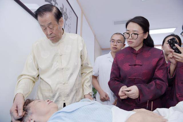 中国工程院院士,国医大师石学敏在成都收下10名传承人