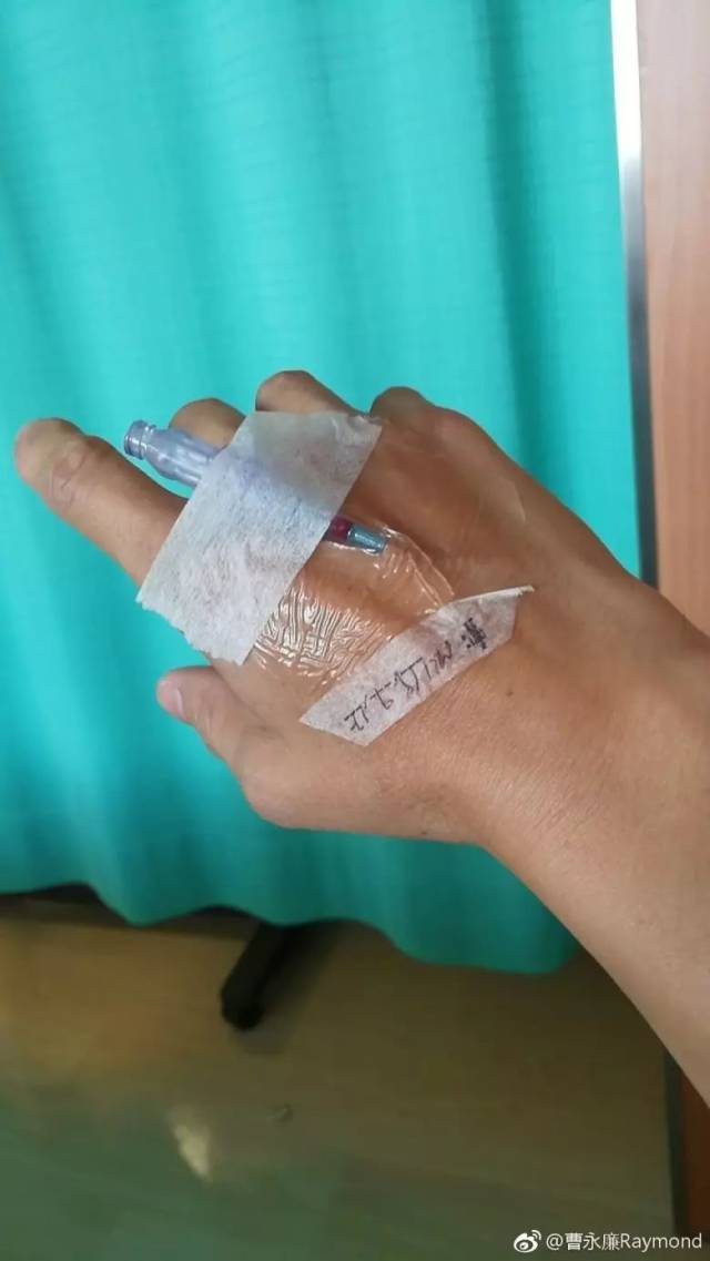 今早阿廉就在微博上载了两张在医院的