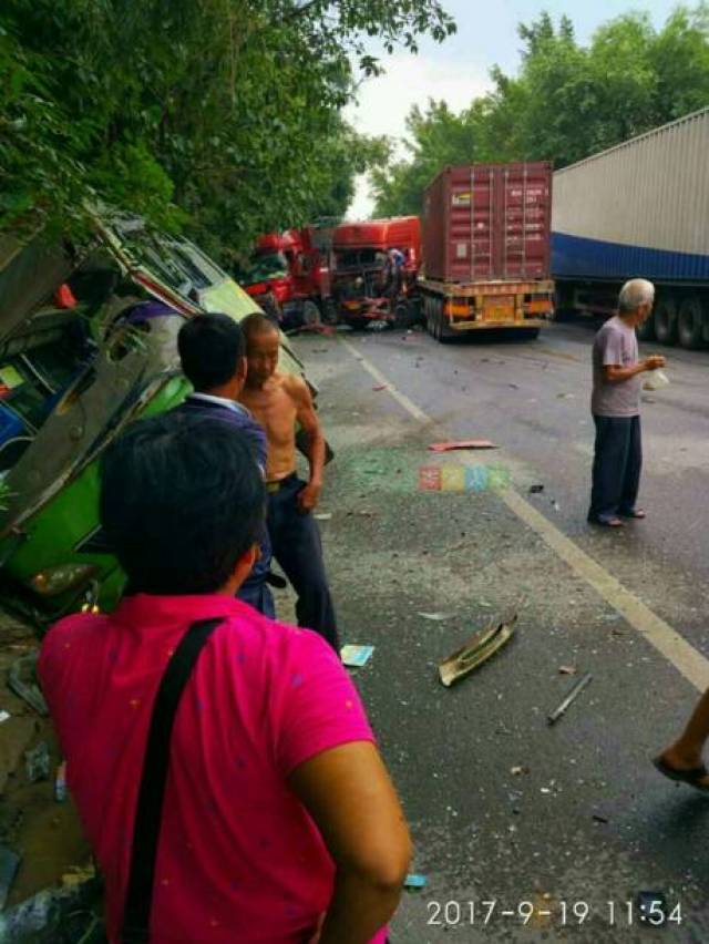 岑溪国道324筋竹段发生三车相撞事故