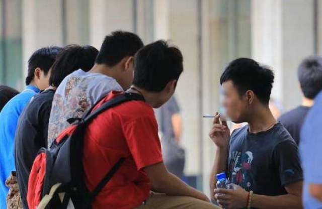 为什么有些国人素质很低在公共场合随意吸烟?_手机搜狐网