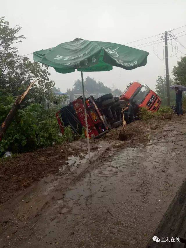 监利至新沟路段发生一起车祸,吊车正在救援.