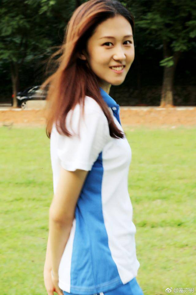 星海音乐学院校花发校服照,清纯迷人,网友想恋爱了!