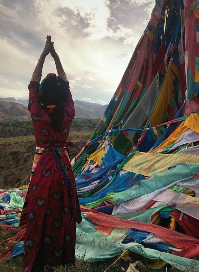 搏击女神冬妮推出藏族服饰写真,盛赞死神方便是中国最优雅武者