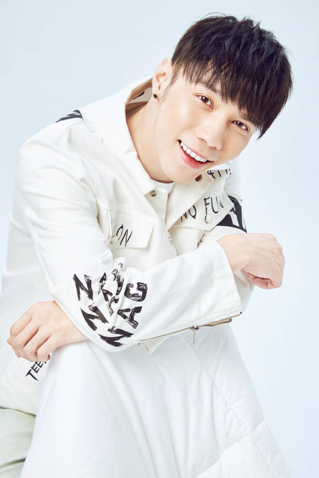 张哲浩生日大片来袭 热情冷峻切换戏感十足