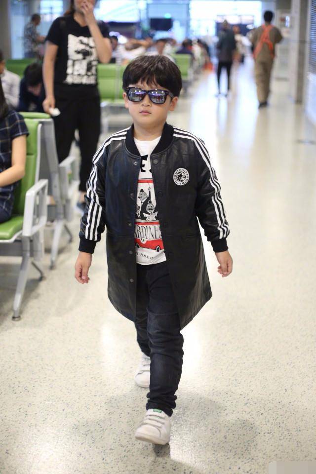 冉莹颖晒儿子轩轩摆pose走秀,戴墨镜黑色外套霸气侧漏!