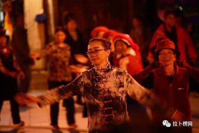 老外都忍不住跟着跳起来,藏族广场舞还真不一