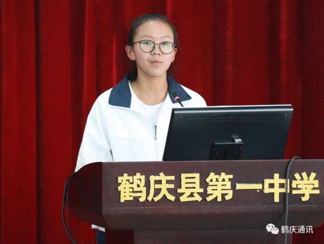 颁奖大会上,鹤庆一中校长段宏江作了讲话,并对获奖的学生及家长提出