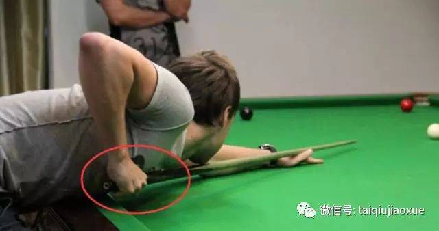 打台球的时候如何才能让杆运行的平和直呢?