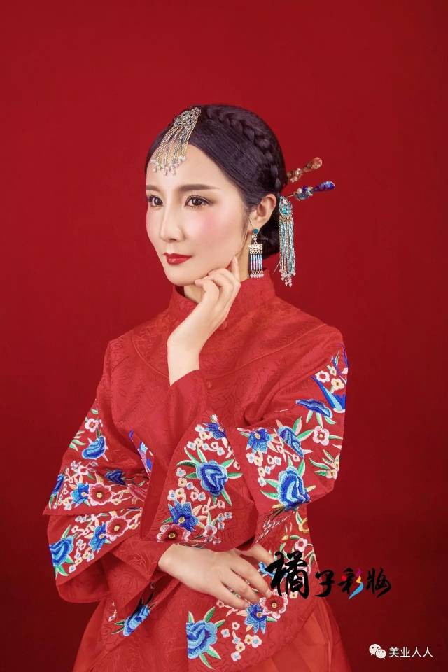 古典温雅的神韵,七分传世嫁衣, 三分绝配佳人,女人妆女王, 凤冠加冕