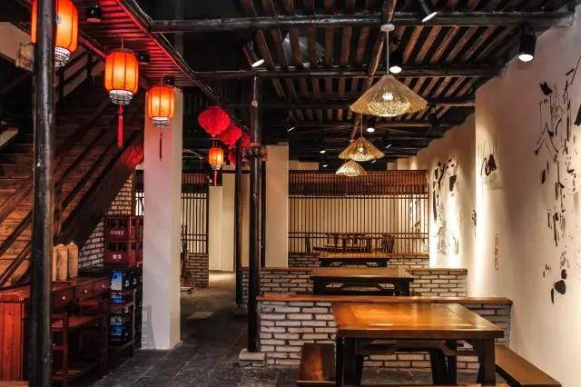 荆州这家奇葩川菜馆,盘子大过盆,喝完酒把碗砸了老板才开心