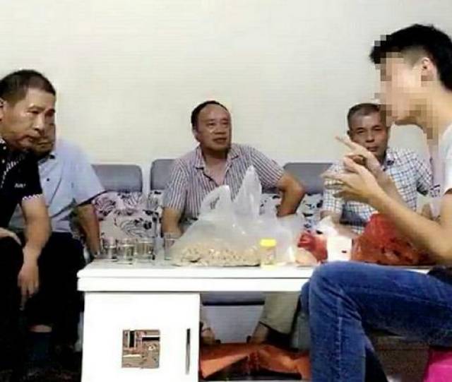 20日晚,于都县教育局及校方代表到刘文展家中进行家访