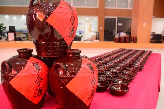 喝壮行酒坚决达成制定目标各店总经理上台宣誓表明决心,坚决完成任务