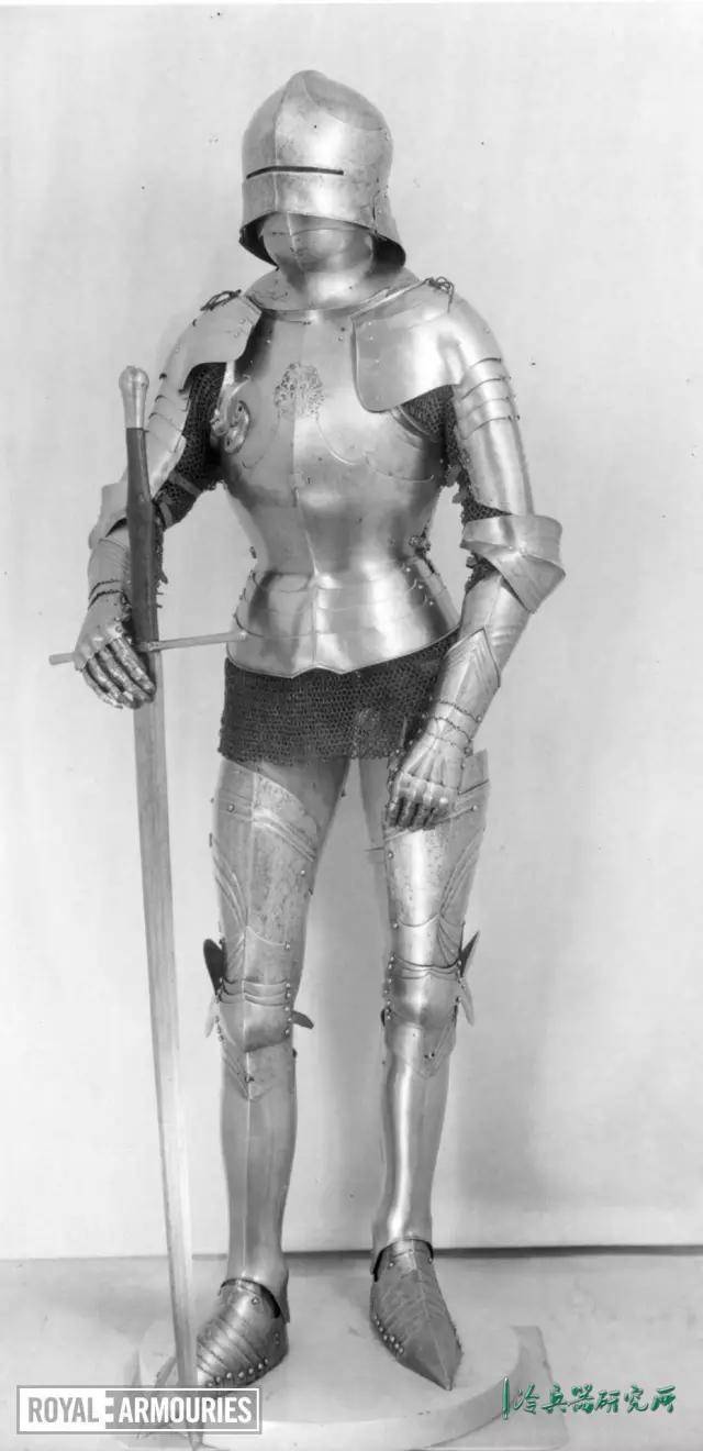 示意图 皇家军械博物馆以大约同时期的其他盔甲部件与该胸甲搭配组合