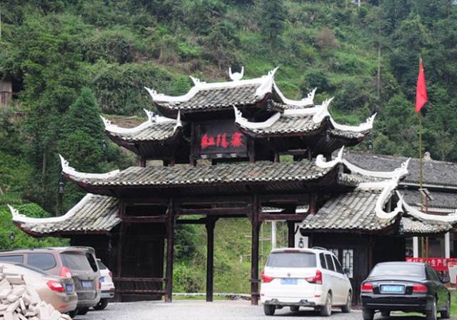 红阳寨距台江县城17公里,是一个美丽,恬静的苗族村寨,村寨青山环抱