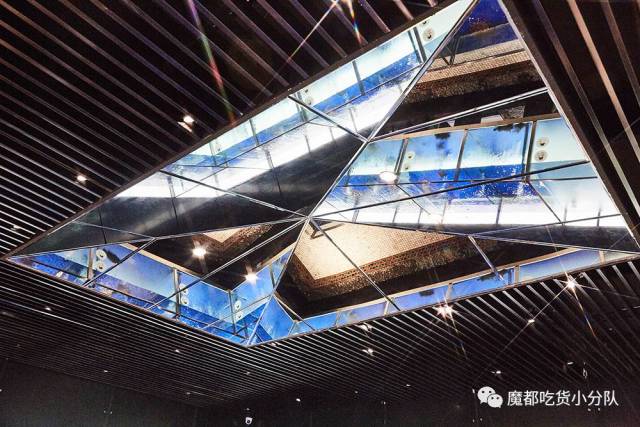 天花板的镜面反射很有艺术性,空间感更强了