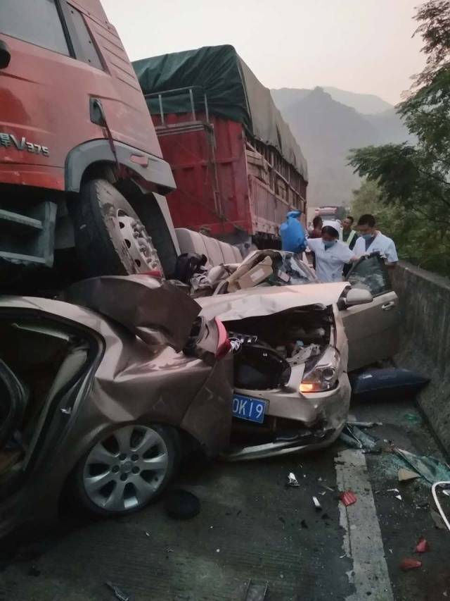 今日,清连高速发生一起七车追尾交通事故,5人死亡3人受伤