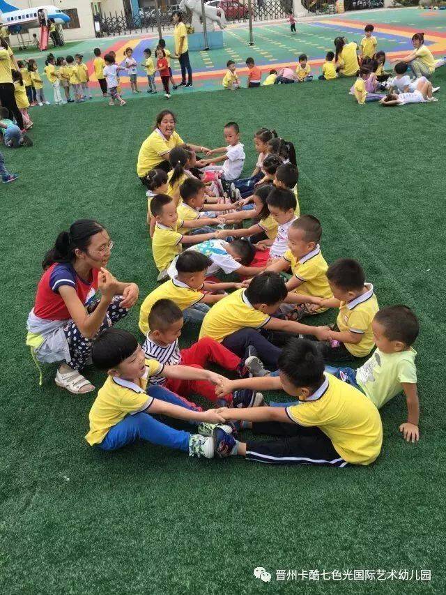 "老师说中二班,我们是一家人,我们要团结,因为团结力量大!