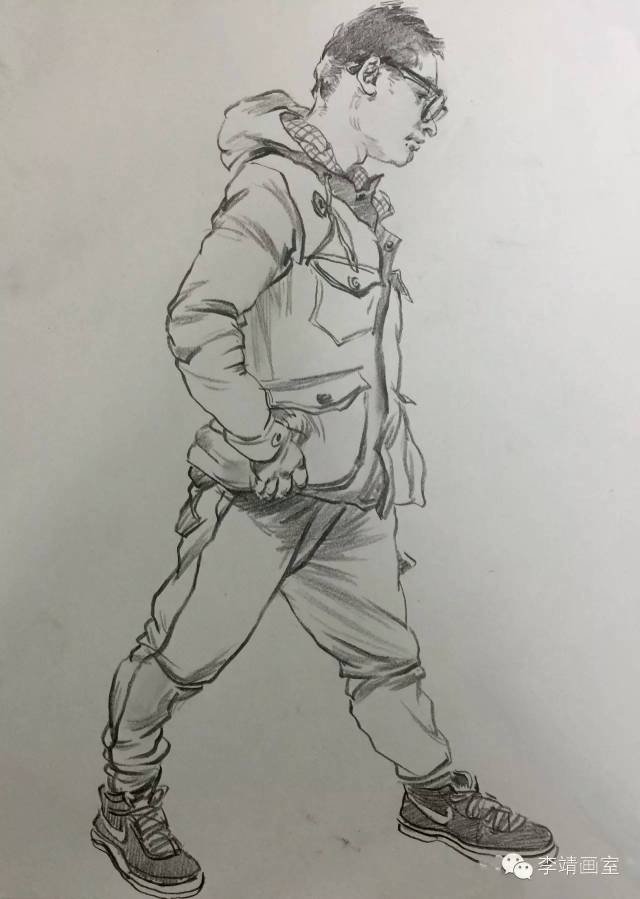 关于画速写动态该怎么画,我们在这里给出了答案