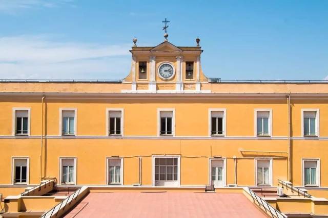 看完这些复古建筑的配色和对称构图,强迫症都好了!