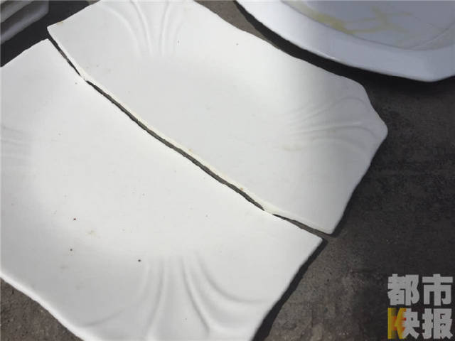 闹心!饭店花5000多元买的新盘子 一盛上热菜就碎