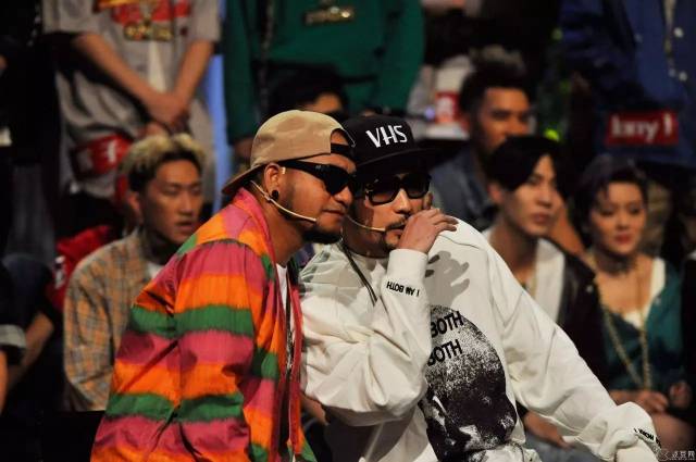 一直坚持自己简约低调的嘻哈风格, 用好听的音乐俘获你的心, 充满人格